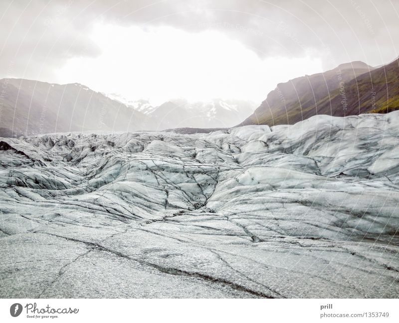 glacier in Iceland Tourismus Abenteuer Winter Berge u. Gebirge Natur Landschaft Wolken Hügel Felsen Gletscher kalt blau weiß Island eis gefroren schnee gipfel