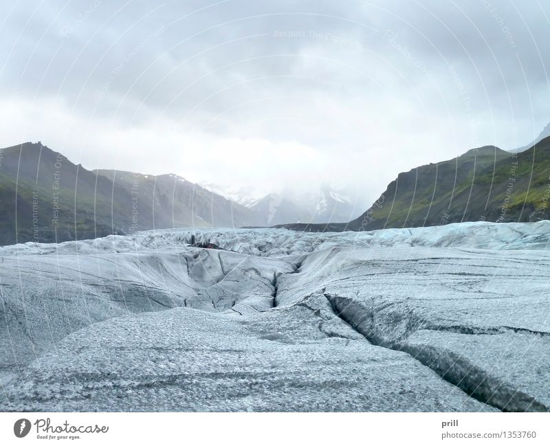 glacier in Iceland Tourismus Abenteuer Winter Berge u. Gebirge Natur Landschaft Wolken Hügel Felsen Gletscher kalt blau weiß Island eis gefroren schnee gipfel