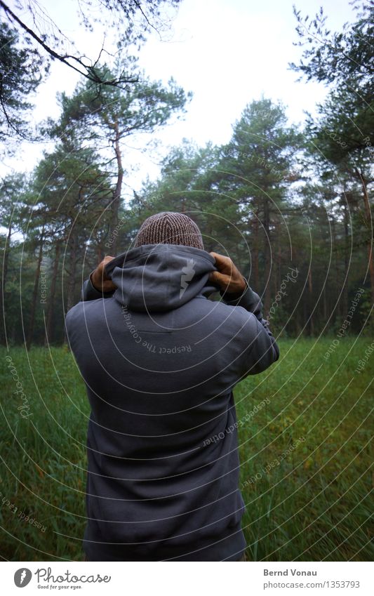 Zieht Euch warm an Mensch maskulin Mann Erwachsene 1 45-60 Jahre Umwelt Natur Landschaft Pflanze Baum Gras Wald Gefühle Kälteschutz anziehen Kapuzenjacke Mütze