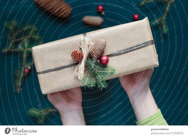 Frau hält Weihnachtsgeschenk Hand Papier Verpackung Kasten Schnur Kultur Tradition Gast Dezember Geschenk Halt heimwärts horizontal Kiefer umhüllen Farbfoto