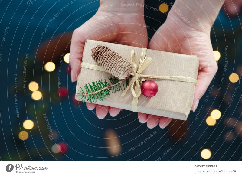 Frau hält Weihnachtsgeschenk Erwachsene Hand Papier Verpackung Kasten Schnur Kultur Tradition Gast Dezember Geschenk heimwärts horizontal Kiefer umhüllen