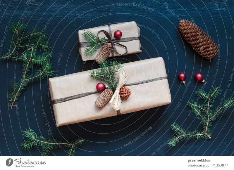 Eingewickelte Weihnachtsgeschenke auf dem Tisch Papier Verpackung Kasten Schnur Kultur Tradition Gast Dezember Geschenk heimwärts horizontal Kiefer umhüllen