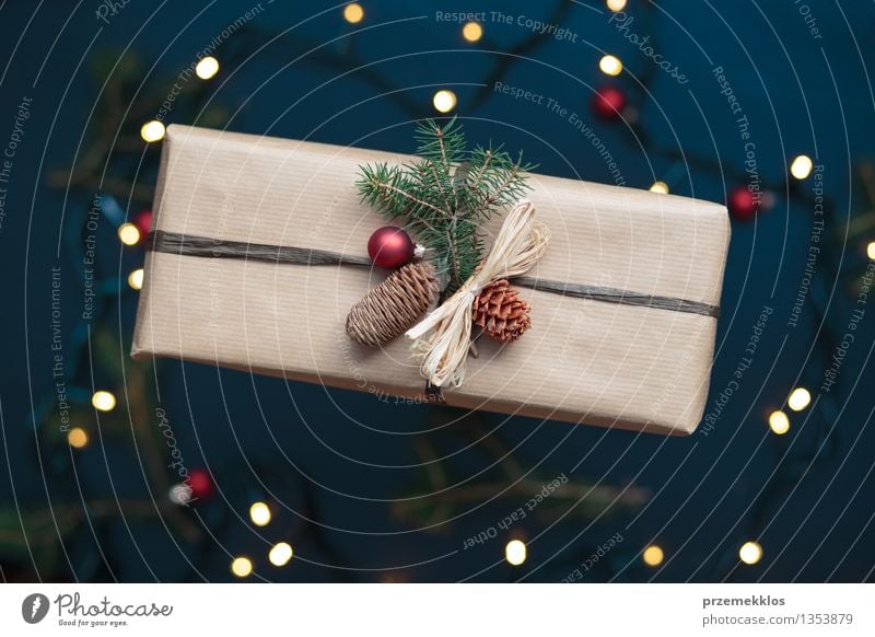 Eingewickeltes Weihnachtsgeschenk auf dem Tisch Dekoration & Verzierung Tradition Dezember Geschenk heimwärts horizontal Kiefer umhüllen Farbfoto Innenaufnahme