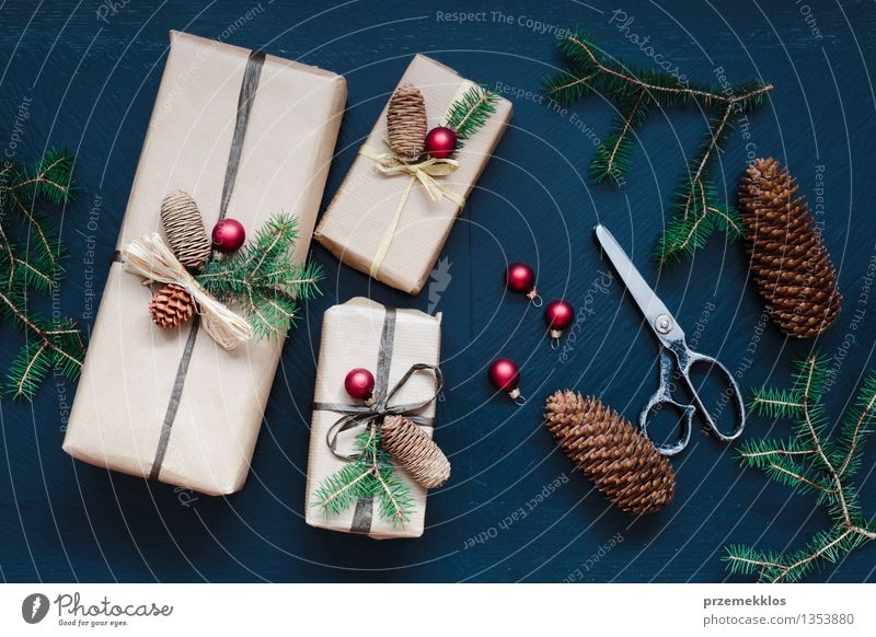 Eingewickelte Weihnachtsgeschenke auf dem Tisch Basteln Schere Papier Verpackung Kasten Schnur Tradition Gast Dezember Geschenk heimwärts horizontal Kiefer