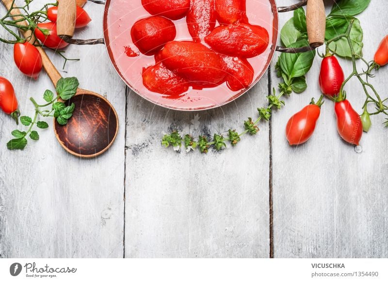 Geschälten Tomaten in eigenen Saft Lebensmittel Gemüse Kräuter & Gewürze Ernährung Bioprodukte Vegetarische Ernährung Diät Topf Löffel Stil Design