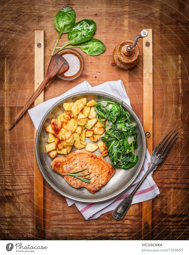 Rustikales Essen - Schweinelachssteak mit Kartoffeln und Spinat Lebensmittel Fleisch Gemüse Salat Salatbeilage Ernährung Mittagessen Abendessen Bioprodukte
