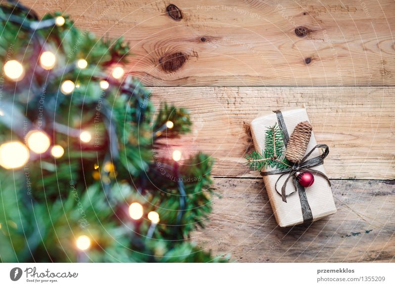 Weihnachtsgeschenk unter einem Chtristmas-Baum Papier Paket Kasten Holz Tradition Gast Dezember Etage Geschenk heimwärts horizontal Kiefer rustikal Jahreszeiten