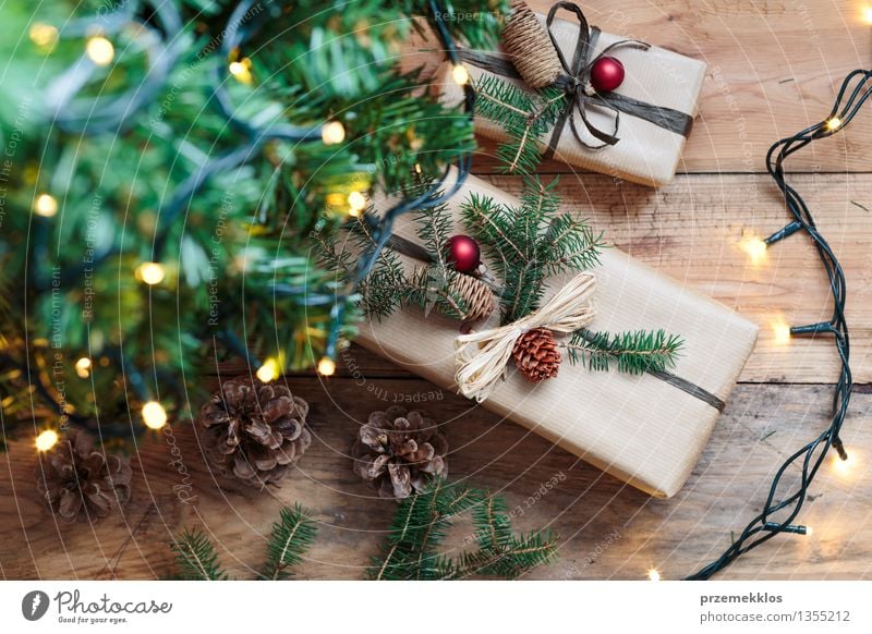 Weihnachtsgeschenke unter einem Baum Papier Paket Kasten Holz Tradition Gast Dezember Etage Geschenk heimwärts horizontal Kiefer rustikal Jahreszeiten umhüllen