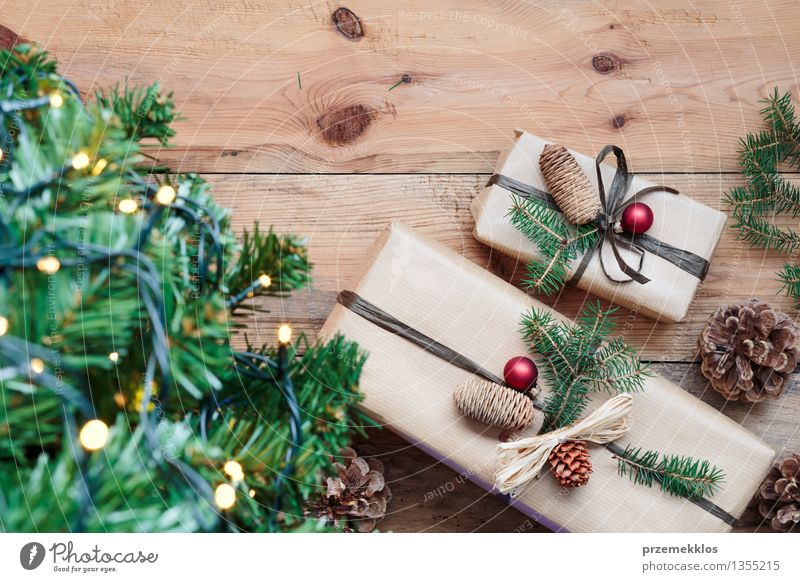 Weihnachtsgeschenke unter einem Baum Tradition Gast Dezember Etage Geschenk heimwärts horizontal Kiefer rustikal Jahreszeiten umhüllen Farbfoto Innenaufnahme