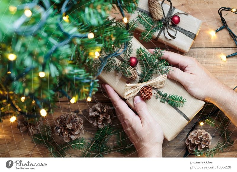 Putting Weihnachtsgeschenke unter einem Baum Hand Papier Paket Dekoration & Verzierung Schnur Kultur Tradition Gast Dezember Etage Geschenk heimwärts horizontal