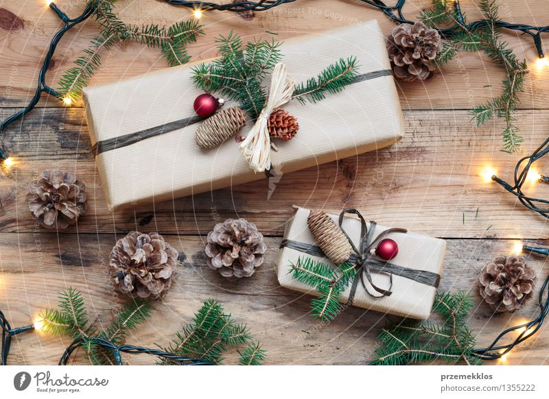 Eingewickelte Weihnachtsgeschenke auf Bretterboden Papier Paket Kasten Schnur Tradition Gast Dezember Etage Geschenk heimwärts horizontal Kiefer umhüllen