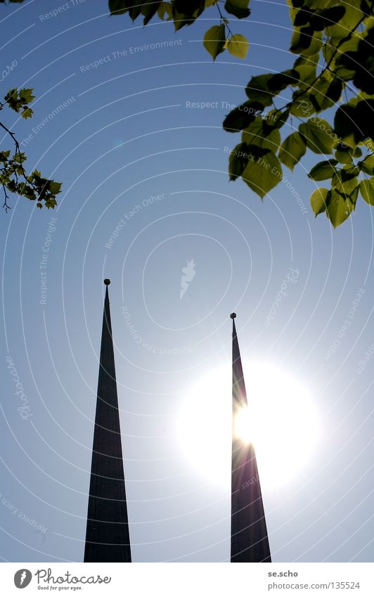 Lichtblick Kirchturm Kirchturmspitze Gegenlicht Blätterdach Sommertag hell Flutlicht Erkenntnis Gotteshäuser Religion & Glaube Sonne Himmel Lichtflut