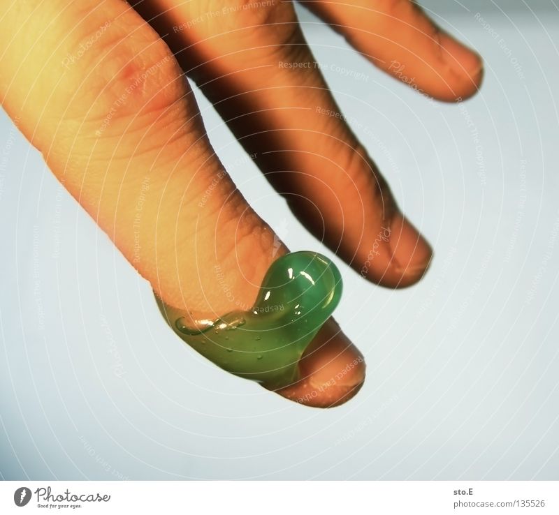 dickflüssig Finger Hand 3 Ordnung Fingernagel grün trüb zähflüssig Schwerkraft Glätte liquide obskur Makroaufnahme Nahaufnahme Haut skin Klarheit Flüssigkeit
