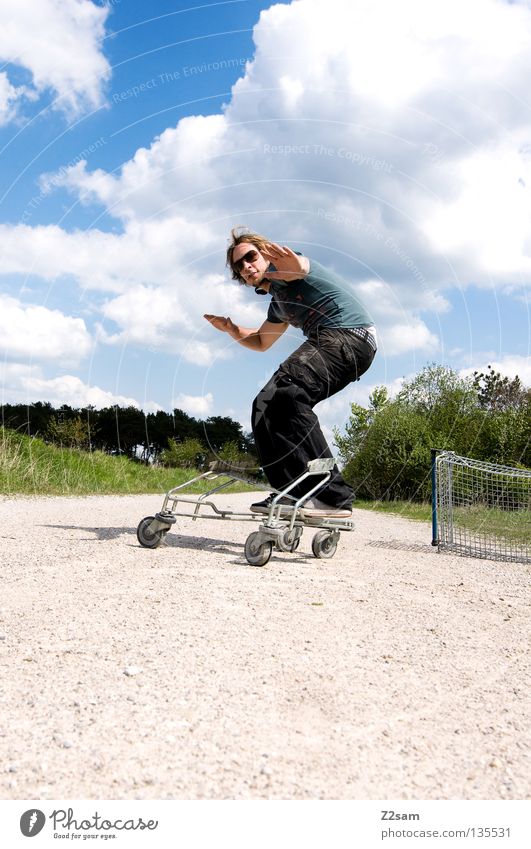 shopping surfer II Wolken stehen Zufriedenheit Einkaufswagen Käfig Wiese grün Sommer saftig Physik sommerlich Mann maskulin Aktion gefährlich blond lässig