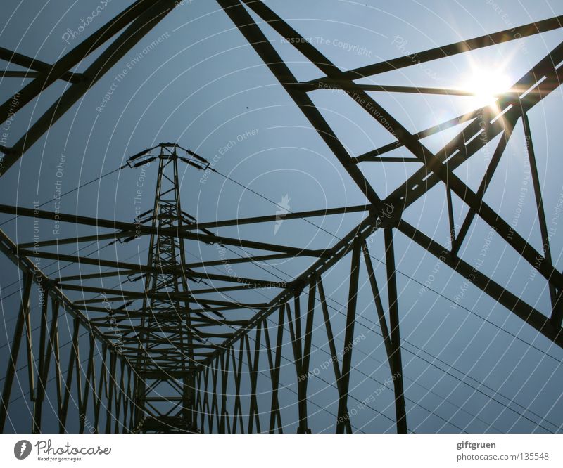 hochspannung II Elektrizität Sonnenenergie Strommast Energiewirtschaft Draht Stahl Macht gefährlich Himmel Industrie stromversorgung Leitung Kabel groß Niveau