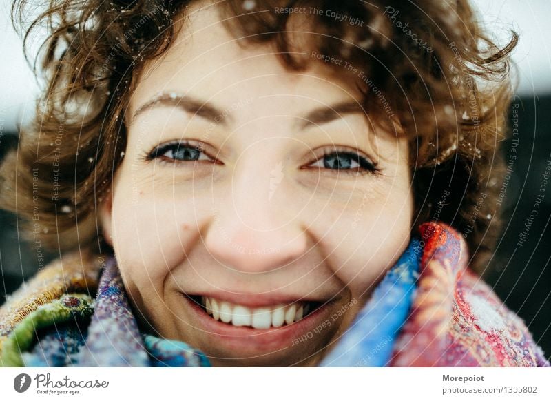Anna Junge Frau Jugendliche Erwachsene Kopf Gesicht 1 Mensch 18-30 Jahre Schnee Schal brünett Locken Behaarung Blick Lächeln Smiley voll Freude Spielfreude