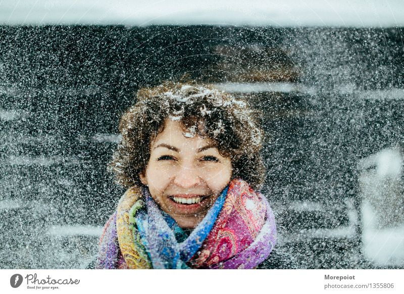 Mädchen Junge Frau Jugendliche Erwachsene Kopf 1 Mensch 18-30 Jahre Winter Schnee Schneefall Schal brünett Locken frieren Spielen Glück Fröhlichkeit lustig