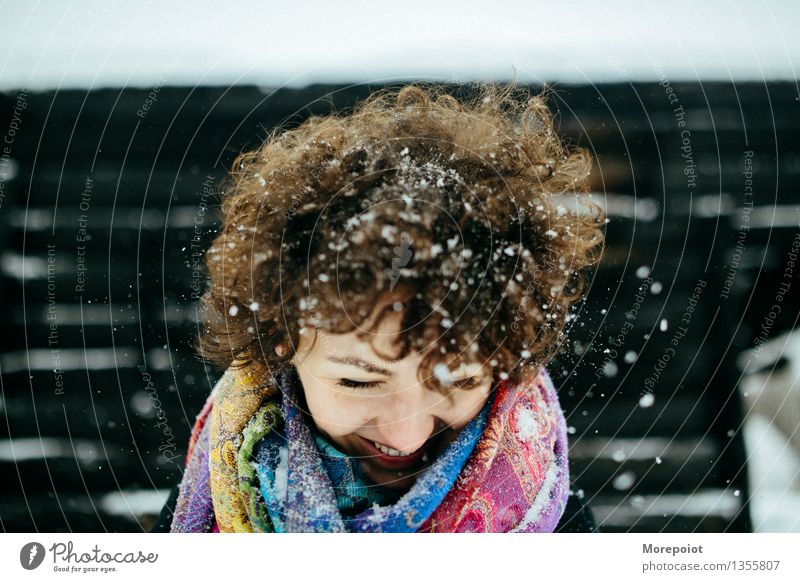 Winterspaß Junge Frau Jugendliche Erwachsene Kopf Haare & Frisuren 1 Mensch 18-30 Jahre Wind Schnee Schneefall Schal brünett Locken Behaarung genießen Lächeln