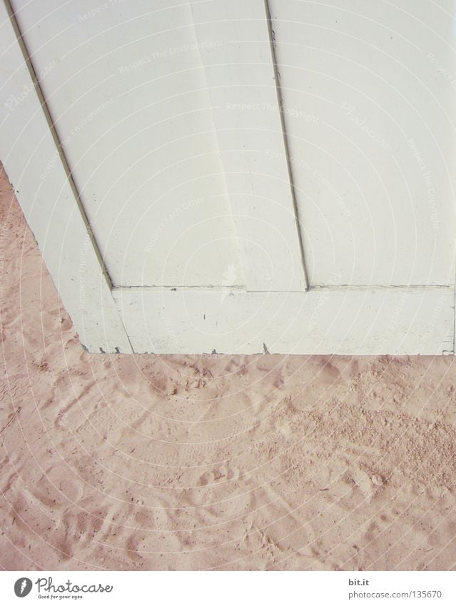 Sand - Wand Holz Strand weiß Sommer Hintergrundbild Strukturen & Formen Strebe abstützen anlehnen Ferien & Urlaub & Reisen sehr wenige simpel einfach reduzieren