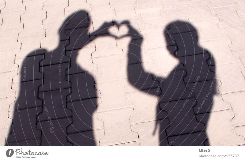 Schattenseiten der Liebe II Valentinstag Mensch Paar Partner 2 Straße Stein Herz berühren grau schwarz Glück Sympathie Zusammensein Verliebtheit Romantik