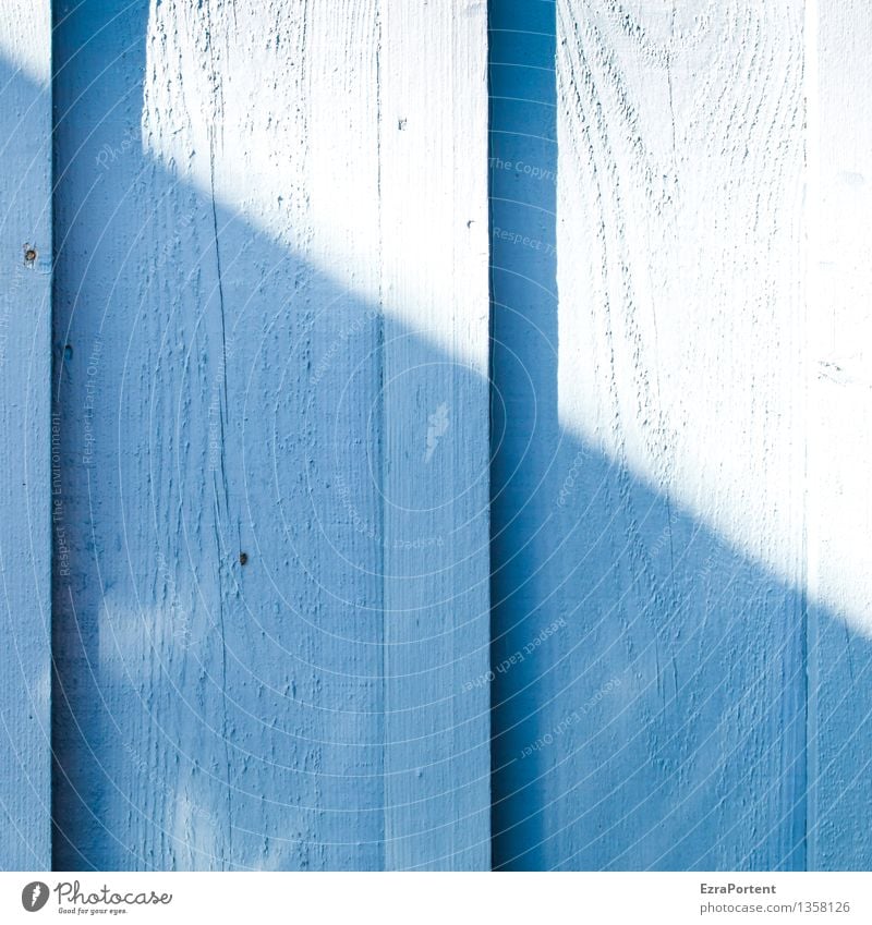 Licht&Schatten Sonnenlicht Mauer Wand Fassade Holz Linie Streifen leuchten hell blau Farbe geteilt Teilung Schattenseite Schattendasein Hoffnung Holzleiste