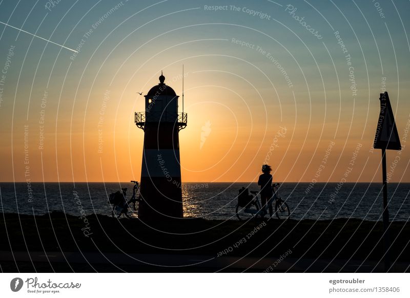 Leuchtturm Fahrrad Ferien & Urlaub & Reisen Fahrradtour Strand Meer Frau Erwachsene 1 Mensch Wasser Himmel Horizont Sonnenaufgang Sonnenuntergang Herbst