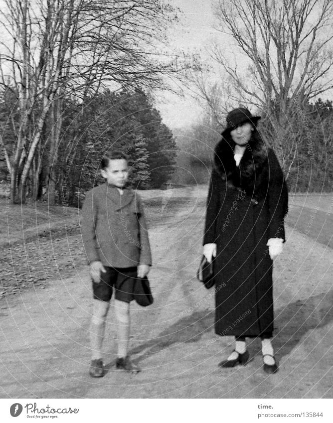 Junge mit seiner Mutter Frau Erwachsene Schönes Wetter Baum Park Bekleidung Hut Kommunizieren stehen historisch Sohn Sandweg Shorts Kniestrümpfe Kopfbedeckung