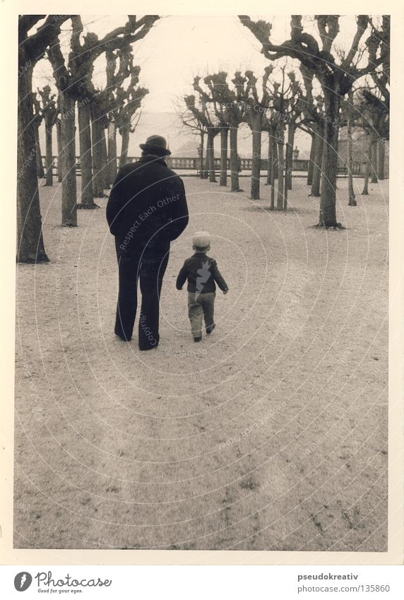 Ewald - a walk in the park Mann Sohn Vater Enkel Kind schwarz weiß Richtung Spaziergang Baum Park wandern gehen Sandweg Schwarzweißfoto Garten historisch Junge