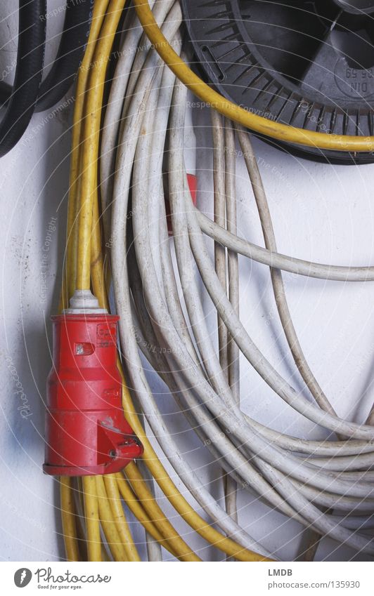 Kabel-Spaghetti Stecker Elektrizität Starkstrom aufwickeln Versorgung Meter lang Werkstatt rot gelb weiß schwarz grau dreckig Wand Arbeit & Erwerbstätigkeit