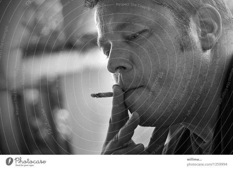 Mann in mittlerem Alter zieht an einer Zigarette - Zugzwang Raucher Zigarettenstummel Rauchen Porträt Gesicht Finger Nikotin schädlich genießen Sucht