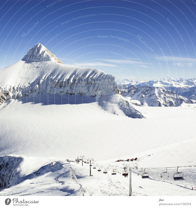wieder mal das Oldenhorn... Schnee Seite Bergkamm weiß Sesselbahn Rodelbahn Neuschnee Gletscher Glacier Nationalpark Skigebiet Gstaad Berge u. Gebirge spitzig