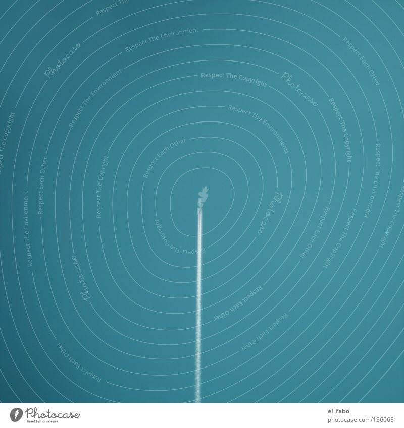 überflieger | senkrechtstarter Flugzeug türkis Geschwindigkeit Mitte zentral geradeaus vertikal parallel Luftverkehr Himmel blau Rauch Düsenflugzeug bla blubb
