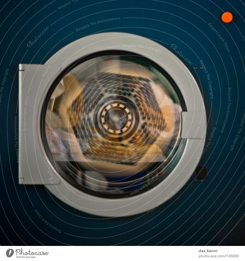 TRABANT Wäsche Waschmaschine Sauberkeit Reinigen frontal Wäscherei Wäschetrockner Vignettierung Reflexion & Spiegelung blau Glas Vorderseite Mittelpunkt