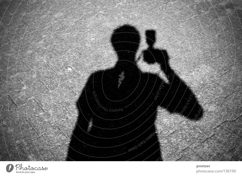 Schattenpaparazzo schwarz grau Licht dunkel Asphalt Beton Mann Fotografie Paparazzo verfolgen Sportveranstaltung Konkurrenz Straße Wege & Pfade Mensch
