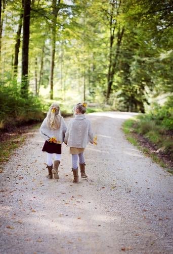 Herbstspaziergang Mensch feminin Kind Mädchen Geschwister Schwester Familie & Verwandtschaft Kindheit 2 3-8 Jahre Umwelt Natur Landschaft Schönes Wetter Wald