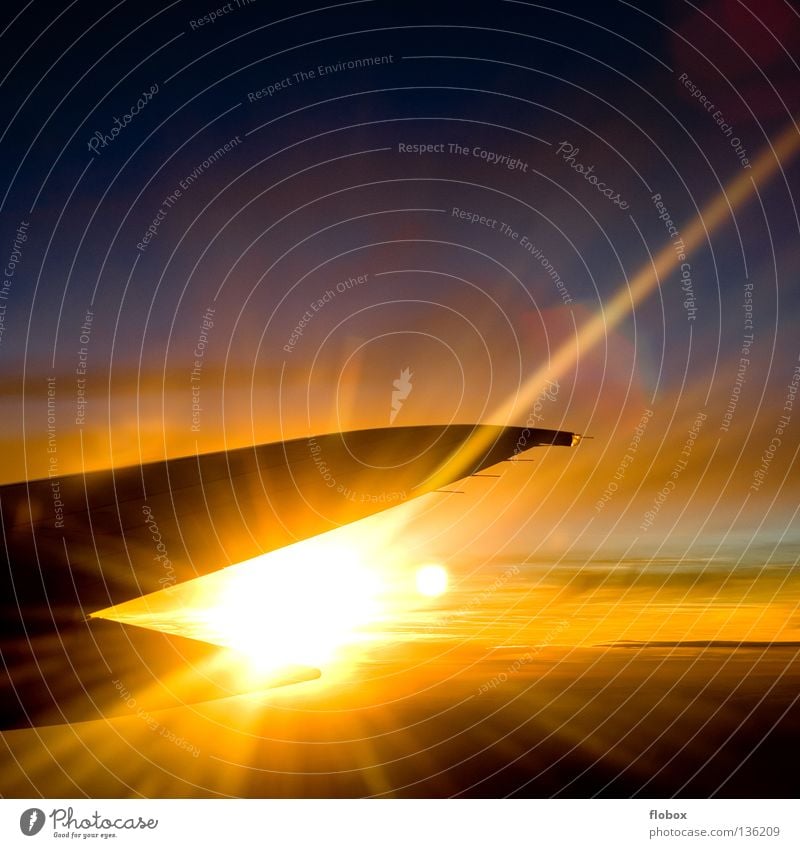 Exploding über den Wolken Sonnenuntergang Flugzeug Tragfläche Triebwerke Fensterplatz mehrfarbig grell brennen Fluggerät Luft Eis Physik kalt heiß Motor