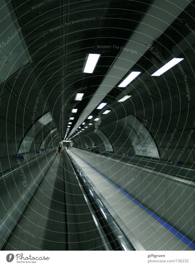 infinity verwickeln Wasserwirbel Unendlichkeit Untergrund U-Bahn Tunnel unterirdisch Licht Neonlicht steril kalt Geschwindigkeit Verkehrsmittel offen Bewegung