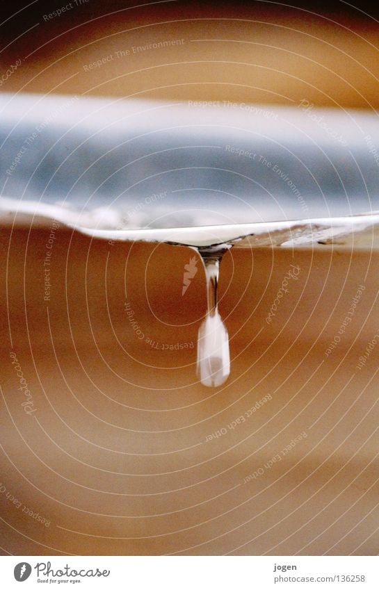 Tropfen Blech Dachrinne Wasserrinne Momentaufnahme Geschwindigkeit fließen Wassertropfen fallen Regenwasser Regenrinne Schmelzwasser schmelzen Makroaufnahme