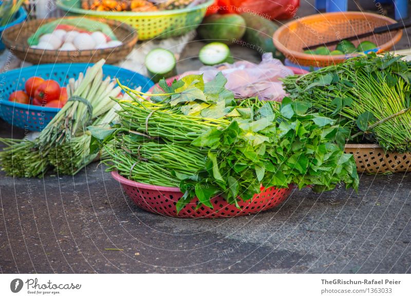Gemüse Lebensmittel Salat Salatbeilage blau mehrfarbig grün violett rot schwarz weiß verkaufen Markt Korb Kräuter & Gewürze Tomate Gurke Farbfoto Außenaufnahme