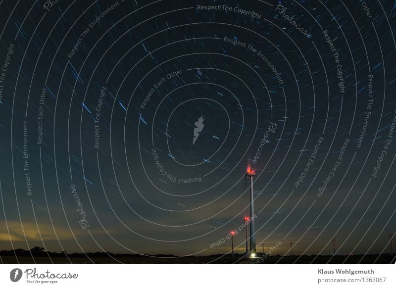 700 Sekunden Energiewirtschaft Windkraftanlage Landschaft Himmel Wolkenloser Himmel Nachthimmel Stern Horizont Herbst Schönes Wetter Feld Wald drehen leuchten
