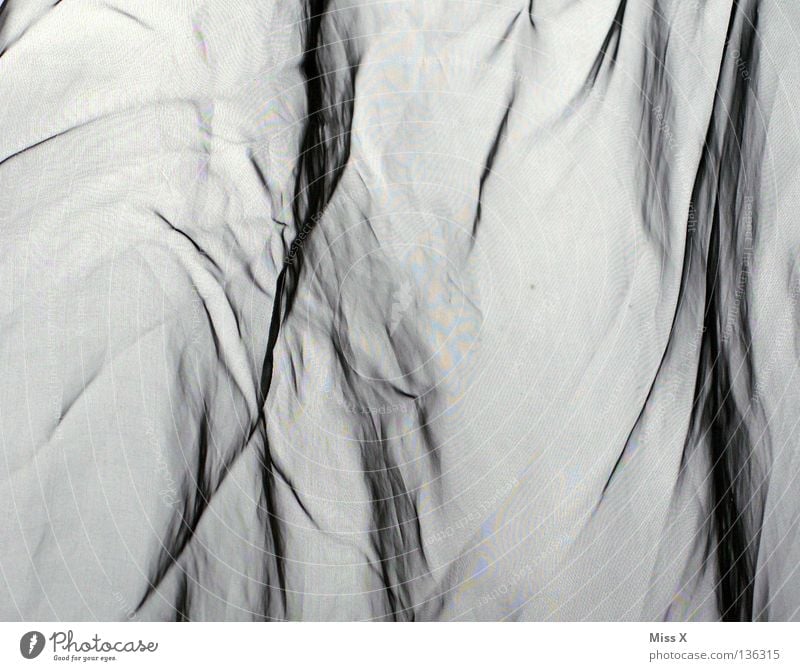 Moiré Schwarzweißfoto Schlafzimmer Stoff grau Vorhang Seide gewebt durchsichtig Falte Moiré-Effekt bügeln Knitter Furche Knitterfalten