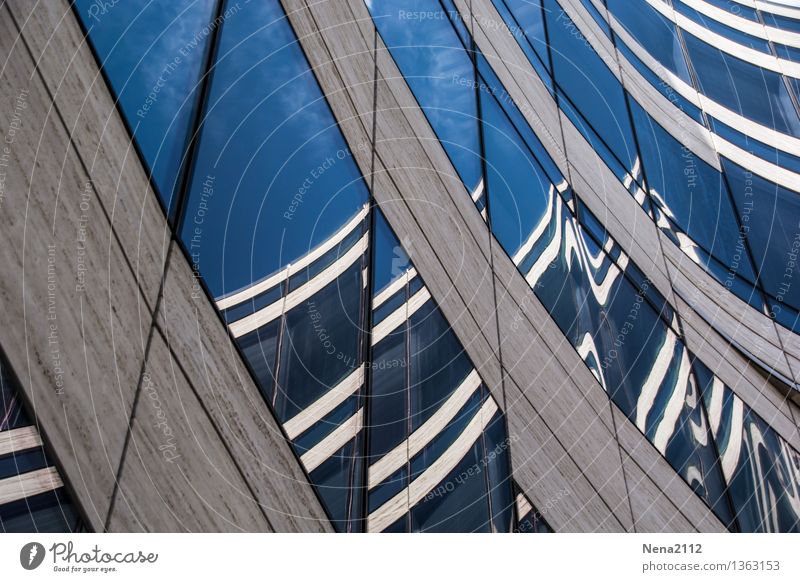 Spiegelungen mit Schwung Stadt Haus Gebäude Architektur modern blau Farbfoto Außenaufnahme Detailaufnahme abstrakt Muster Menschenleer Tag Licht Kontrast