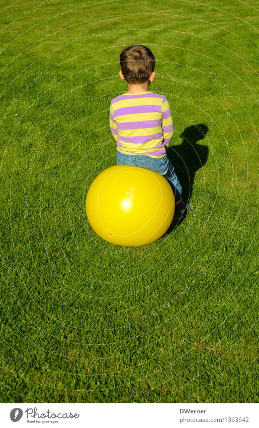 Sonnenreiter Lifestyle Gesundheit sportlich Fitness Spielen Sport-Training Ballsport Kindererziehung Bildung Kindergarten lernen Junge 1 Mensch Schönes Wetter