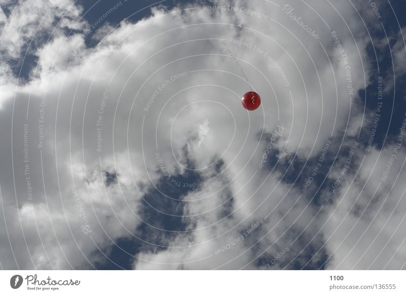 Roter Luftballon Horizont Wolken rot Schnur Helium aufsteigen Schweben schlechtes Wetter Dekoration & Verzierung Himmel blau frei Freiheit fliegen Luftverkehr