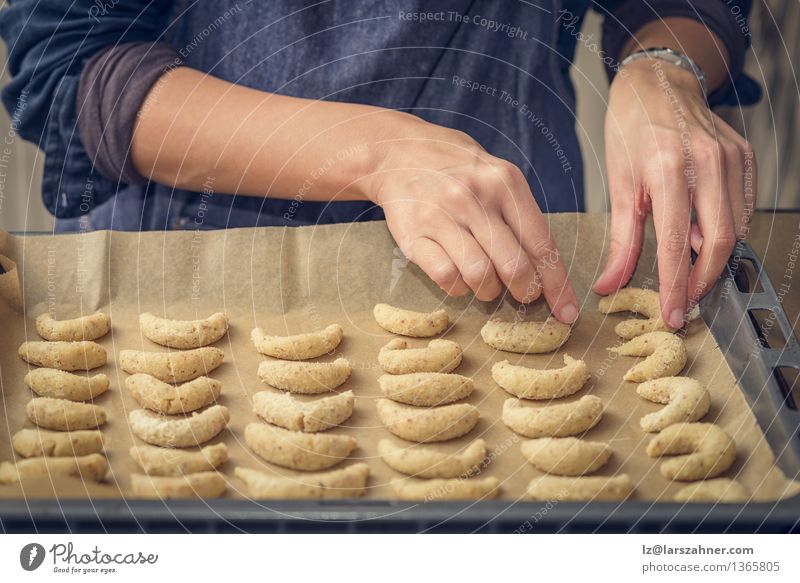 Koch, der sichelförmige Kekse für Weihnachten vorbereitet Dessert Ernährung Frau Erwachsene Hand Herd & Backofen frisch gold einrichten arrangierend Bäckerei