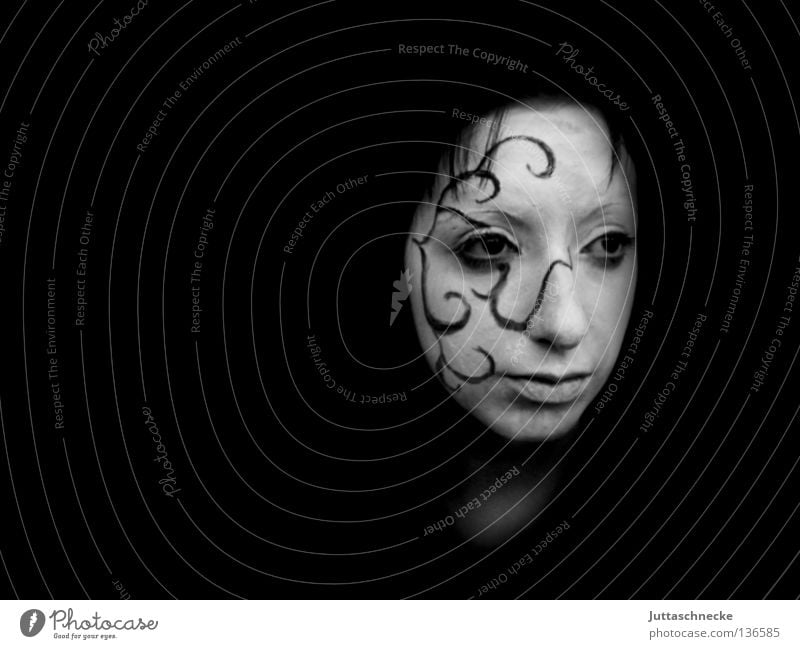 Traum und Wirklichkeit Schminke geschminkt weiß Pantomime Frau Porträt Muster Ranke träumen bemalt Körperkunst Trauer ernst Kommunizieren Schwarzweißfoto Maske
