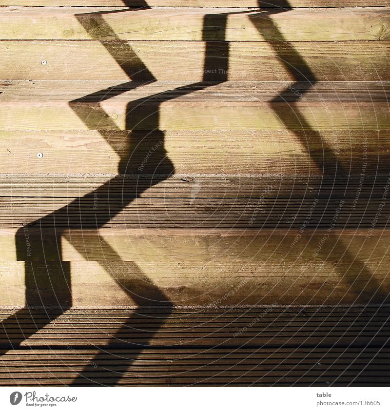 zickezacke . . . aufsteigen Licht Treppengeländer Halt festhalten Sicherheit Hoffnung Holz Sommer Freude Buchstaben Schriftzeichen Wege & Pfade Schatten
