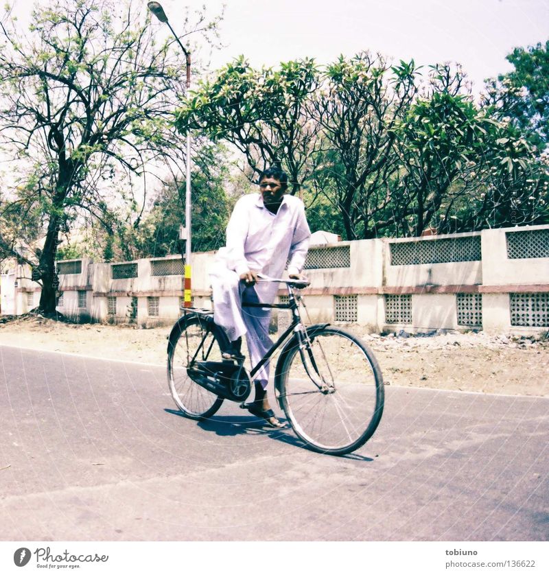 indian man (2007) Fahrrad Indien Verkehr Mann pune Straße bicycle cyclist poona traffic street baba Fahrradfahren