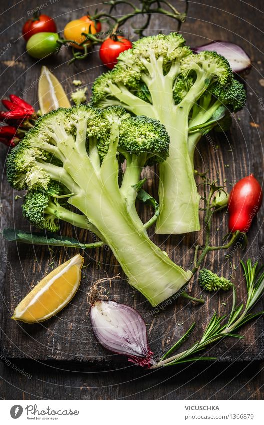 Brokkoli in Hälften geschnitten mit vegetarischen Zutaten Lebensmittel Gemüse Ernährung Mittagessen Abendessen Büffet Brunch Bioprodukte Vegetarische Ernährung