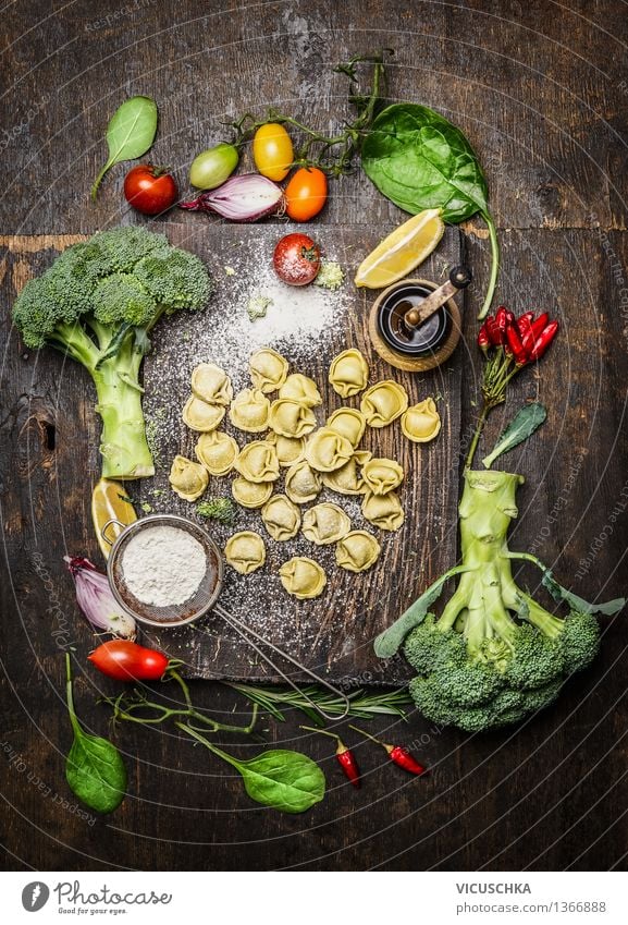 Tortellini mit frischem Gemüse Lebensmittel Kräuter & Gewürze Ernährung Bioprodukte Vegetarische Ernährung Diät Italienische Küche Stil Design Gesunde Ernährung